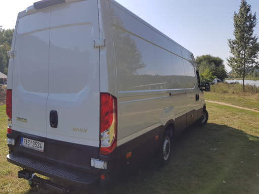 Půjčovna dodávek Praha 4- IVECO Daily boční pohled