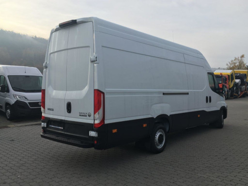 Půjčovna dodávek Praha 4- IVECO Daily 19m3 zezadu