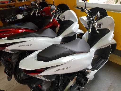 Půjčovna skůtrů Praha 4 - Skůtr Honda PCX 125 ccm