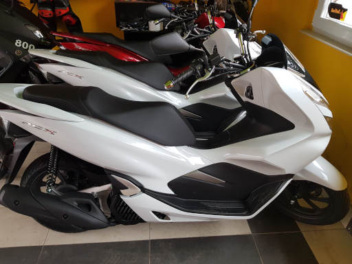 Půjčovna skůtrů Praha 4 - Skůtr Honda PCX 125 ccm